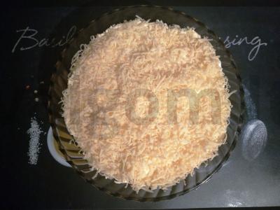 Salotas su vištiena, ananasais ir marinuotais svogūnais pagrindine nuotrauka