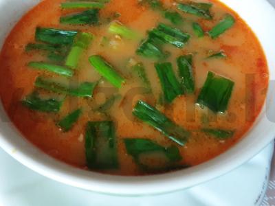 Tailandietiška sriuba „Tom Yum“ su vandeniu ir kokosų pienu pagrindine nuotrauka