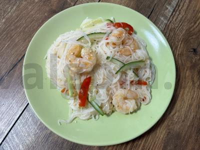 Funchosa su krevetėmis saldžiarūgščio padažo pagrindine nuotrauka