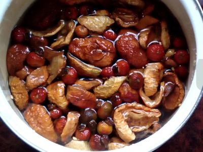 Džiovintų vaisių kompotas su erškėtuogėmis ir džiovintomis slyvomis Žingsnis 1