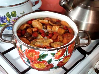 Džiovintų vaisių kompotas su erškėtuogėmis ir džiovintomis slyvomis Žingsnis 3