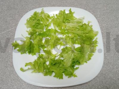 Salotas su vištienos kepenėlėmis, persimonais ir vynuogėmis Žingsnis 1