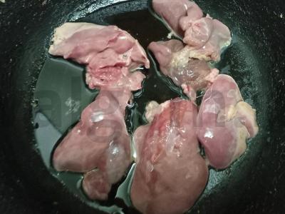 Salotas su vištienos kepenėlėmis, persimonais ir vynuogėmis Žingsnis 7