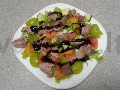 Salotas su vištienos kepenėlėmis, persimonais ir vynuogėmis Žingsnis 9