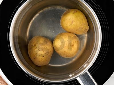 Salotos su rūkytomis vištienos krūtinėlėmis ir bulvėmis Žingsnis 1