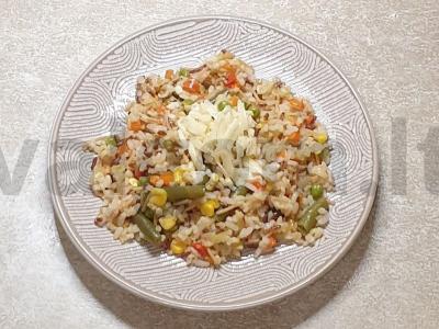 Ryžiai su daržovėmis ir sūriu pagrindine nuotrauka