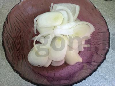 Marinuoti svogūnai su baziliku Žingsnis 1