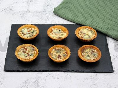 Krepšeliai su džemu, mėlynu sūriu ir riešutais pagrindine nuotrauka