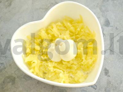 Salotas „Silkė po kailiu“ su obuoliu Žingsnis 4