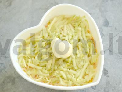 Salotas „Silkė po kailiu“ su obuoliu Žingsnis 6