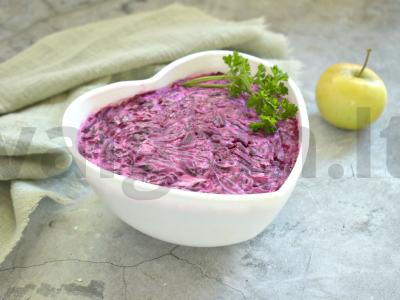 Salotas „Silkė po kailiu“ su obuoliu pagrindine nuotrauka