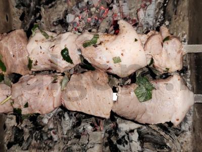 Šašlykas iš kiaulienos marinate su aviečių lapais Žingsnis 5