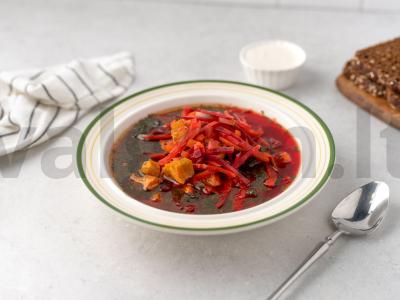 Klasikinis karštas burokėlių sriuba su mėsa pagrindine nuotrauka