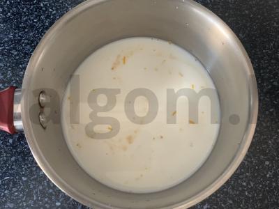 Pieninė ryžių košė su saldžiuoju pienu, ruduoju cukrumi ir apelsinu Žingsnis 2