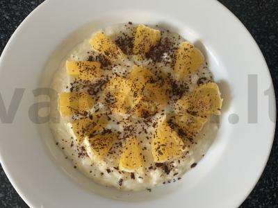 Pieninė ryžių košė su saldžiuoju pienu, ruduoju cukrumi ir apelsinu pagrindine nuotrauka