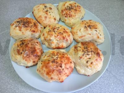 Sūrio bandelės su kmynais pagrindine nuotrauka