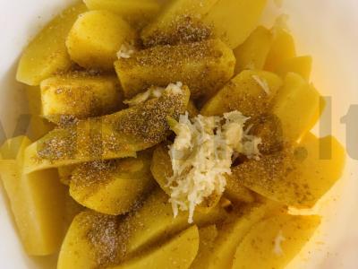 Kaimiški bulvės orkaitėje su česnaku ir prieskoniais Žingsnis 2