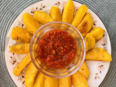 Kaimiški bulvės orkaitėje su česnaku ir prieskoniais pagrindine nuotrauka