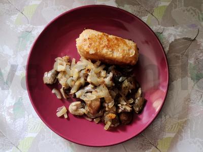 Kepti skėčiai su svogūnais ir vištienos kotletu pagrindine nuotrauka