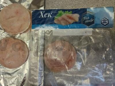 Heck žuvis, kepta su svogūnais ir morkomis Žingsnis 1