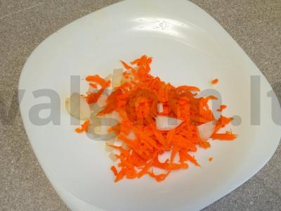 Heck žuvis, kepta su svogūnais ir morkomis Žingsnis 3