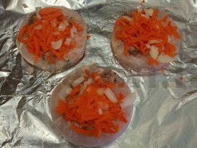 Heck žuvis, kepta su svogūnais ir morkomis Žingsnis 4