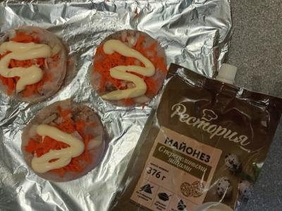 Heck žuvis, kepta su svogūnais ir morkomis Žingsnis 5