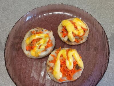 Heck žuvis, kepta su svogūnais ir morkomis Žingsnis 6