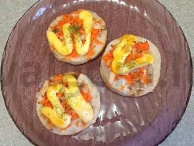 Heck žuvis, kepta su svogūnais ir morkomis pagrindine nuotrauka