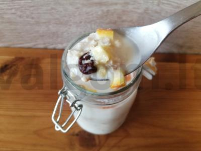 Šalta avižinė košė pusryčiams pagrindine nuotrauka