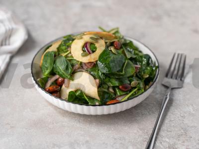 Šviežio špinato salotos pagrindine nuotrauka