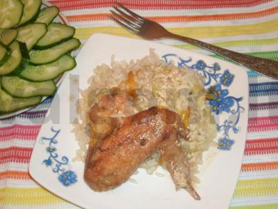 Vištienos sparneliai su ryžiais ir daržovėmis pagrindine nuotrauka