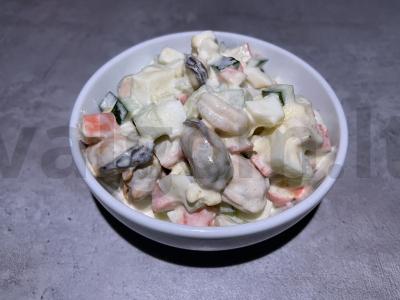 Salotos su jūros gėrybėmis ir krabų lazdelėmis pagrindine nuotrauka