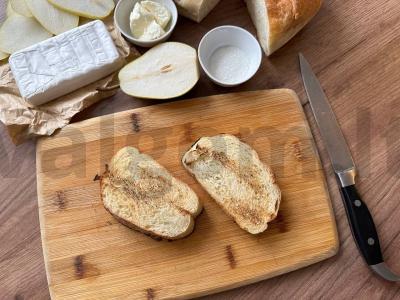 Užkandžių brusketės su kriauše, brie sūriu ir medumi Žingsnis 1