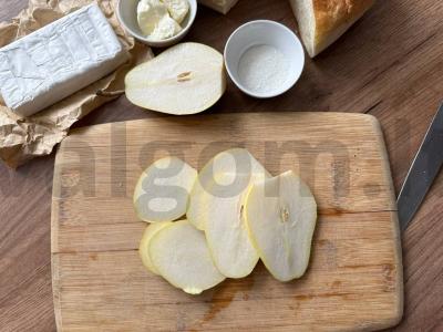 Užkandžių brusketės su kriauše, brie sūriu ir medumi Žingsnis 2