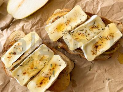 Užkandžių brusketės su kriauše, brie sūriu ir medumi pagrindine nuotrauka