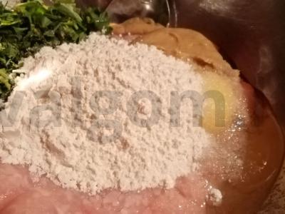 Vištienos kotletai su žolelėmis ir garstyčiomis. Žingsnis 2