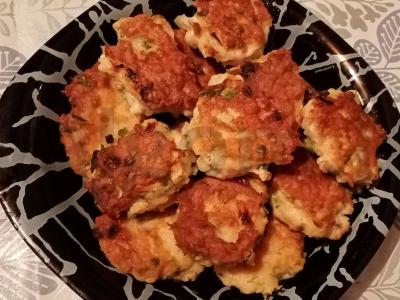 Vištienos kotletai su žolelėmis ir garstyčiomis. pagrindine nuotrauka