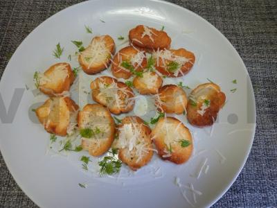 Skrebučiai su česnaku ir sūriu pagrindine nuotrauka