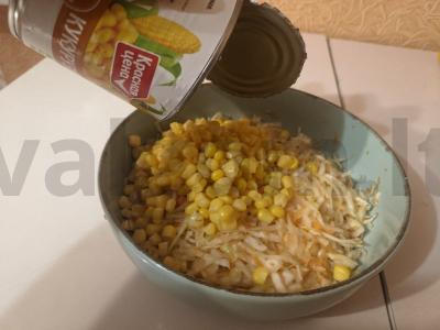 Vitaminų salotas su kukurūzais ir citrinos sultimis Žingsnis 5