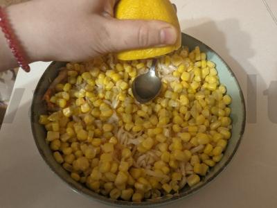 Vitaminų salotas su kukurūzais ir citrinos sultimis Žingsnis 6