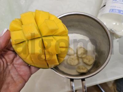 Bananų kokteilis su mangais Žingsnis 1