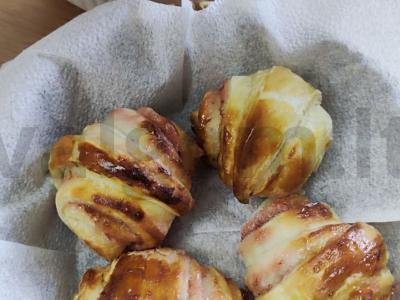 Kruasanai su braškių džemu pagrindine nuotrauka