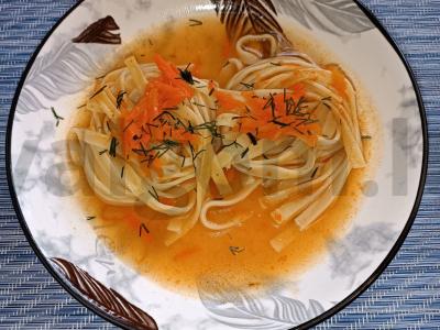 Makaronų lizdai keptuvėje pagrindine nuotrauka