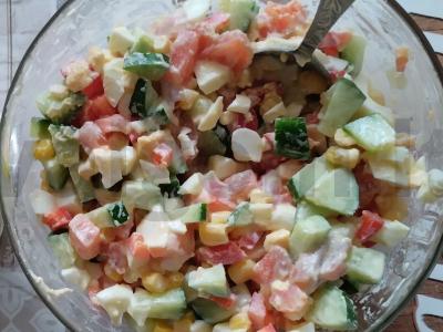 Salotos su lašiša ir daržovėmis pagrindine nuotrauka