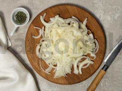 Svogūnų tartas su ožkų sūriu Žingsnis 1