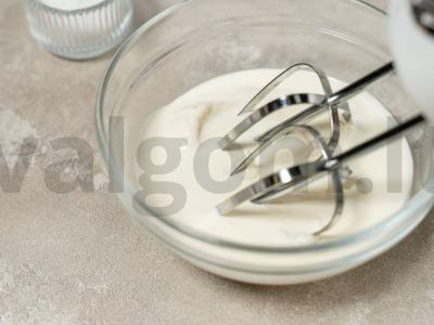 Svogūnų tartas su ožkų sūriu Žingsnis 4