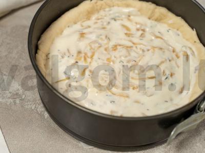 Svogūnų tartas su ožkų sūriu Žingsnis 7