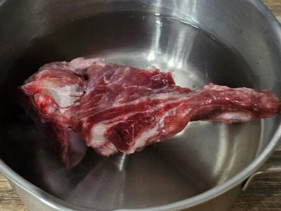 Aštrus kharcho sriuba su jautienos kaulu Žingsnis 1