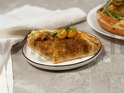 Svogūnų tartas su ožkų sūriu pagrindine nuotrauka